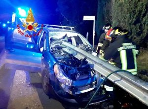 Montespertoli, auto si distrugge sul guard rail
