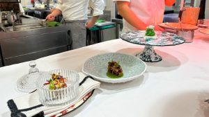 Siamo entrati nelle cucine di un grande ristorante per capire come nascono i piatti