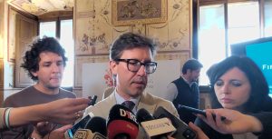 Nardella dopo la contestazione: "Incontrerò i tifosi". Palazzo Vecchio: "Fiorentina prenda distanze dalle offese"