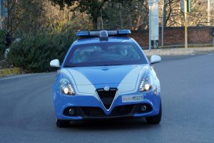 Insegue anziana con bastone e poi la rapina: arrestato 