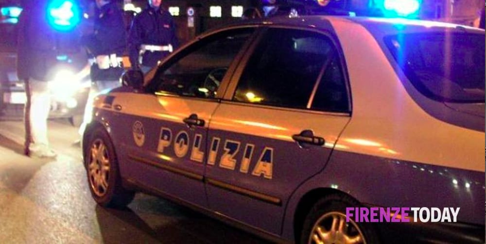 Minori rapinati alla fermata del tram, uno scappa e si scontra con un’auto