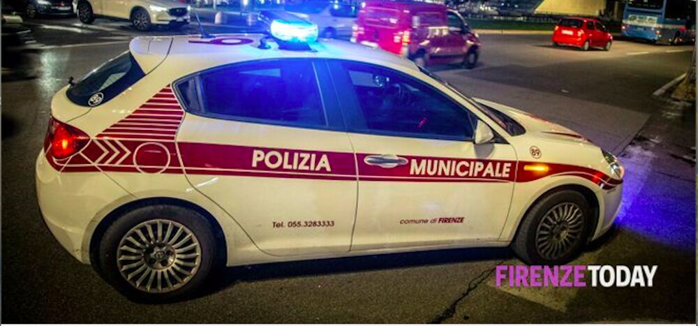 Provoca un incidente, poi si allontana lasciando un numero di telefono inattivo dal 2005