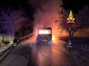 Fiesole, pullman prende fuoco: alta colonna di fumo visibile dalla città / FOTO