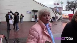 Primo giorno di saldi, la pioggia non scoraggia i fiorentini: assalto allo sconto / FOTO - VIDEO