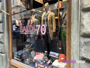 Saldi 2024 al via, ma il giorno feriale frena la corsa agli acquisti