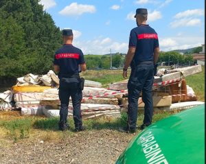Abbandona in strada divano e macchina del caffè, rintracciato e denunciato