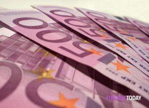 Vanno a fare le pulizie e trovano 10mila dollari in contanti