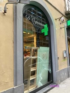 Serie di spaccate: la “banda” del tombino colpisce ancora | FOTO