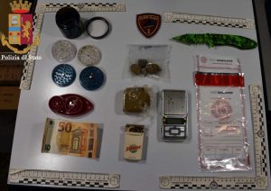 Sorpresi nel parcheggio del supermercato con la droga