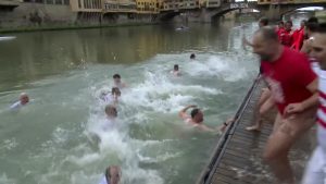 1 gennaio, tuffo tradizionale in Arno del presidente Giani | VIDEO