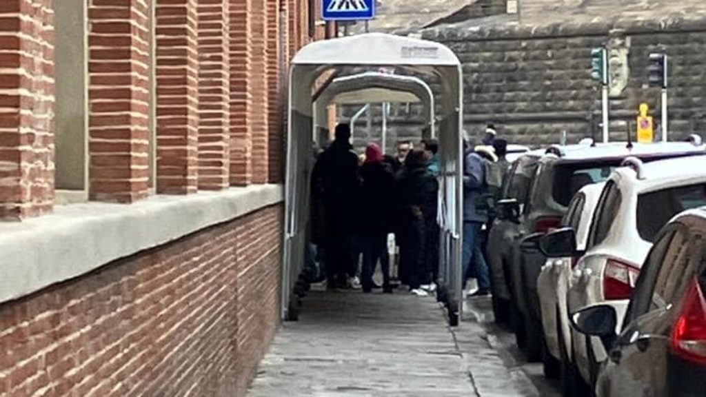 In coda per la domanda di asilo: c'è chi dorme davanti all’Ufficio immigrazione per non perdere il posto