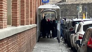 In coda per la domanda di asilo: c'è chi dorme davanti all’Ufficio immigrazione per non perdere il posto