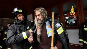 I vigili del fuoco al Meyer a portare le calze della Befana ai bambini ricoverati / LE IMMAGINI