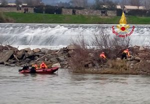 Cane bloccato sulla pescaia, arrivano i vigili del fuoco con il gommone
