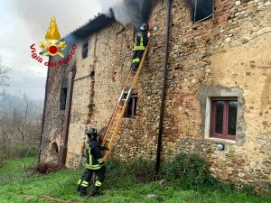 Incendio a San Casciano: fiamme in un cascina  