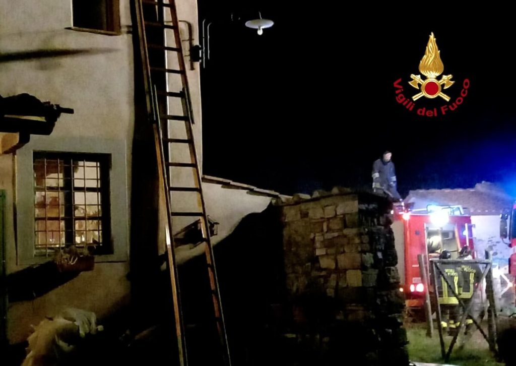 Incendio a Calenzano: in fiamme il tetto di una casa