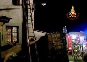 Incendio a Calenzano: in fiamme il tetto di una casa