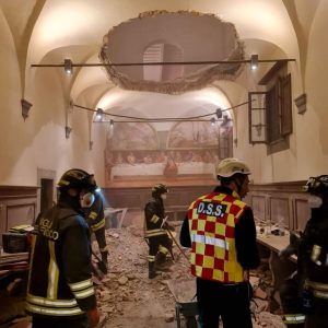 Crolla il solaio dell’ex convento: decine di feriti alla festa di matrimonio  FOTO