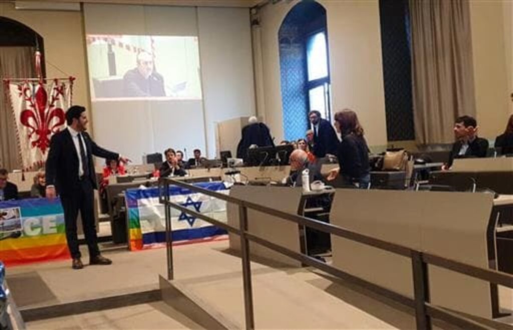 Bandiera israeliana in aula, scoppia la bagarre in consiglio comunale