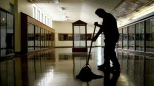 Resta sola a scuola a fare le pulizie e si infortuna. La Cgil: “Carenze inaccettabili, una persona non può gestire tutto”