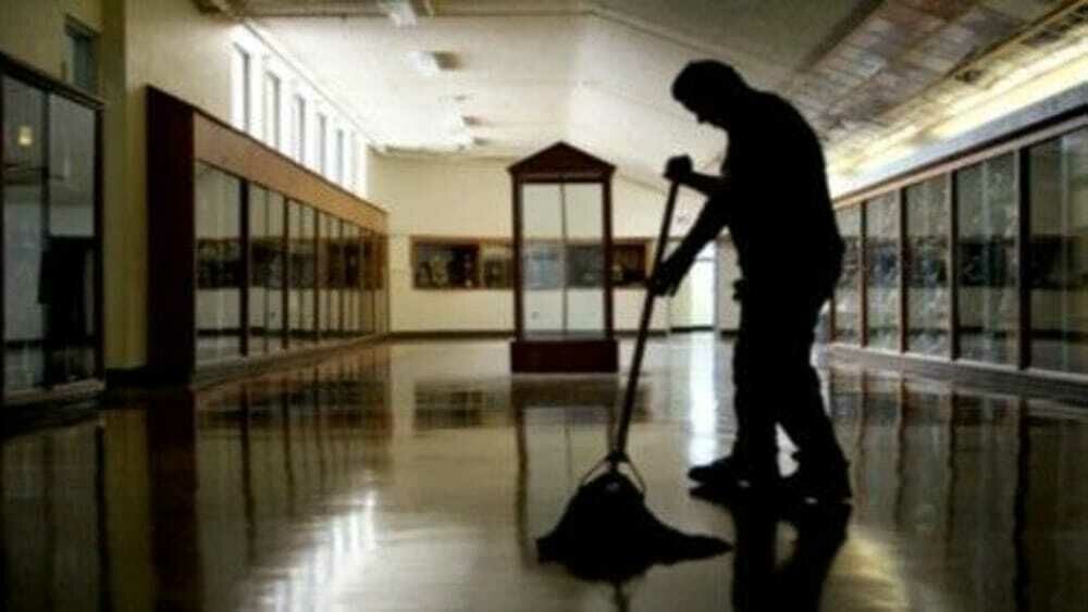 Resta sola a scuola a fare le pulizie e si infortuna. La Cgil: “Carenze inaccettabili, una persona non può gestire tutto”