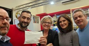 Cena di raccolta fondi per il tassista aggredito, in oltre cento rispondono all'appello