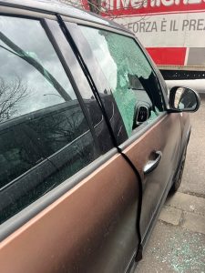 Porta a Prato, viene per lavoro e gli svaligiano l'auto. "Non mi aspettavo questo degrado a due passi dalla Leopolda" / FOTO