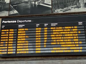 Treni, guasto sulla linea Napoli-Roma: ritardi a catena anche in Toscana 