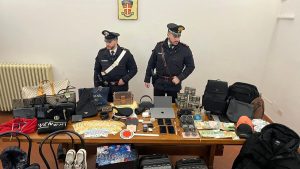 Furti in centro, fermato con migliaia di euro in contanti, smartphone e trolley pieni di vestiti