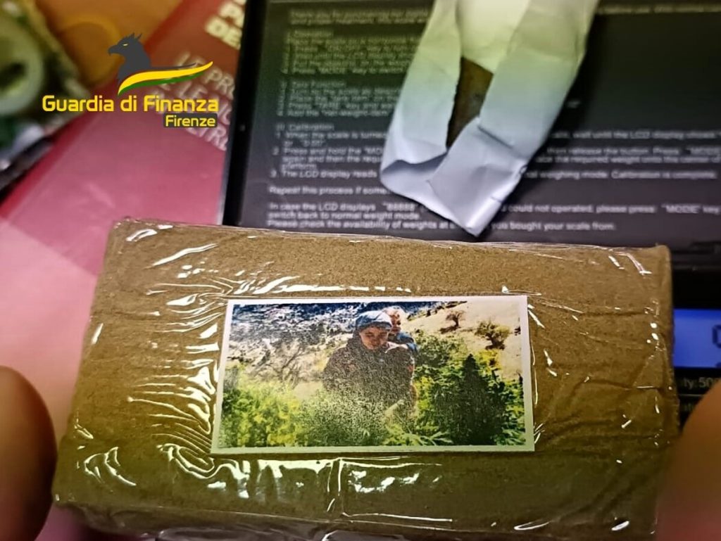 Un panetto di hashish in negozio, commerciante denunciato