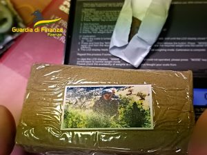 Un panetto di hashish in negozio, commerciante denunciato