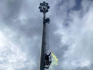 Ex Gkn, gli operai si arrampicano su una torretta dell’illuminazione
