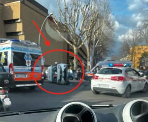 Auto ribaltata sui viali: ripercussioni sul traffico