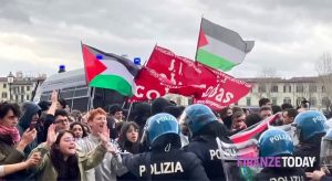 In centinaia in piazza a sostegno della Palestina: “A scuola si parla troppo poco di quello che sta succedendo a Gaza”