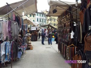 Non ci sono gli stalli in terra: via le multe agli ambulanti di San Lorenzo