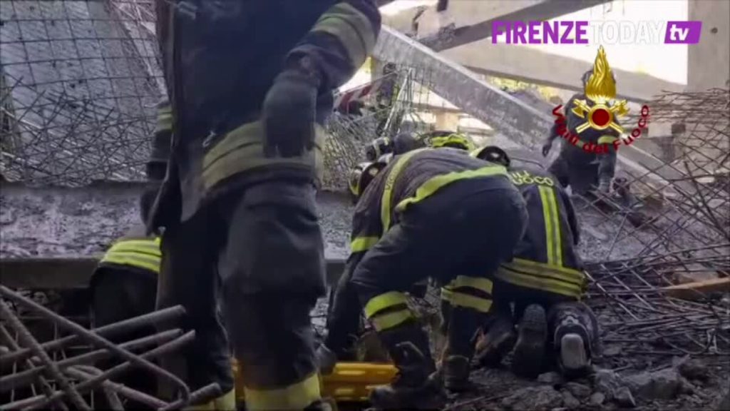 Crollo Firenze: minuto di silenzio in Piazza Signoria, chi sono le vittime / VIDEO - FOTO
