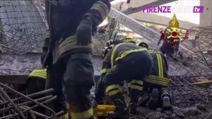 Crollo Firenze: minuto di silenzio in Piazza Signoria, chi sono le vittime / VIDEO - FOTO