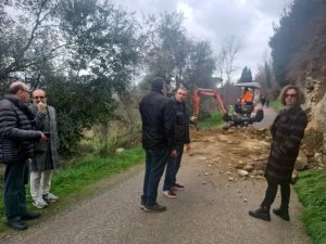 Cade un muro, chiusa via di Carcheri