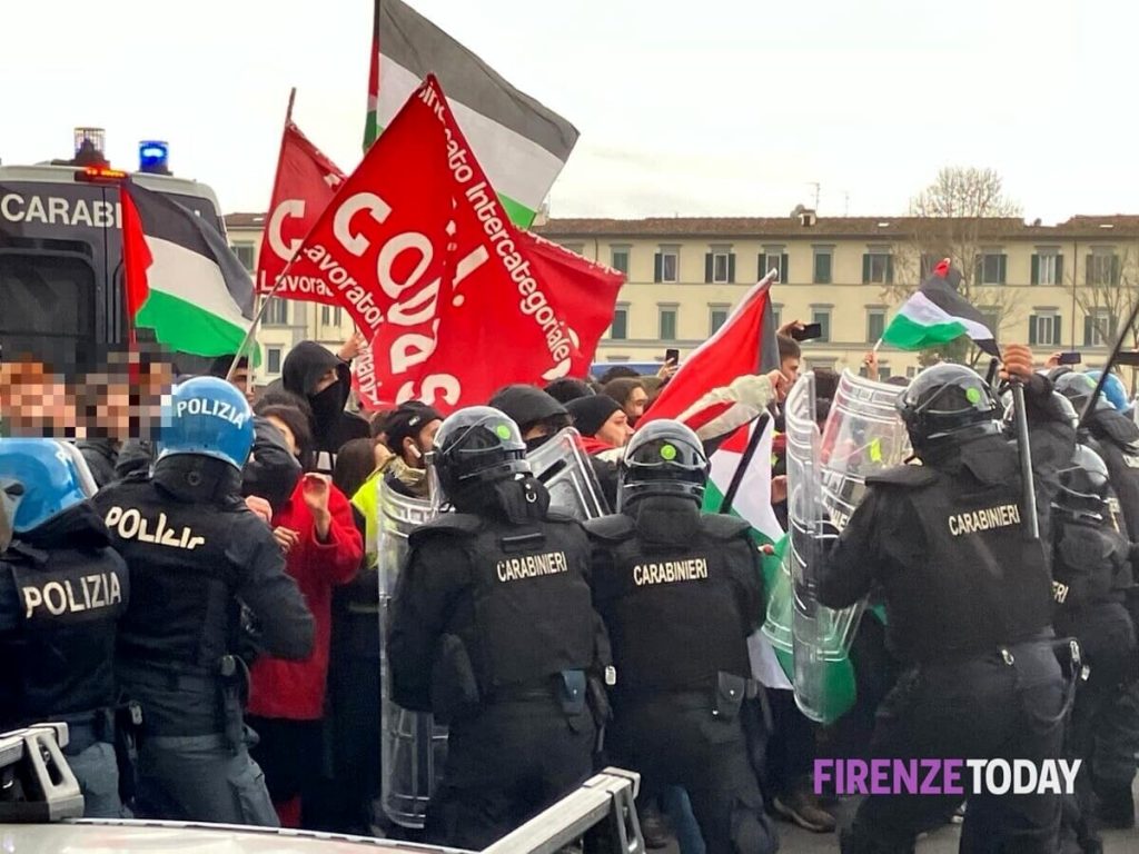 Contatti al corteo di Firenze, il ministro Piantedosi: “Manifestanti hanno provato a forzare cordone al consolato”