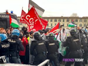 Contatti al corteo di Firenze, il ministro Piantedosi: “Manifestanti hanno provato a forzare cordone al consolato”