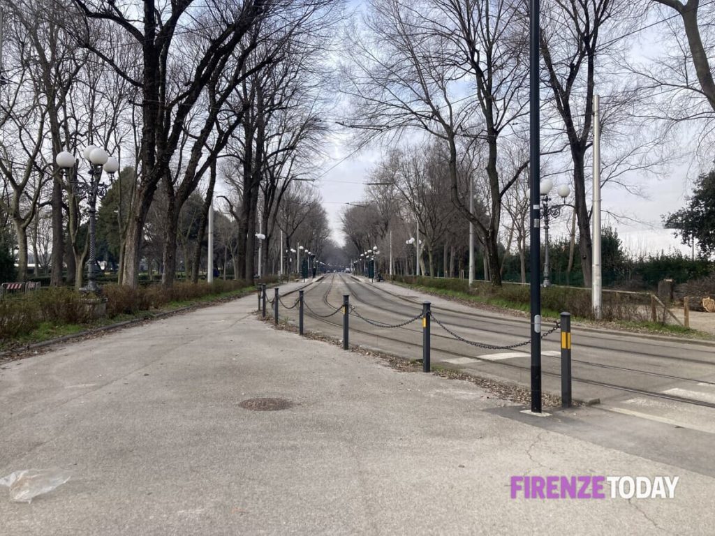 Vetro spaccato e auto svaligiata durante la partita di tennis: “Alle Cascine la situazione è insostenibile”