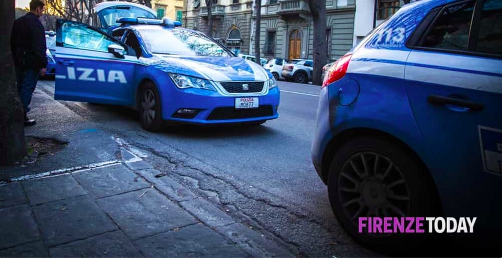 Gli cade addosso pesante armadio e resta bloccato per giorni: salvato dall'intervento della polizia