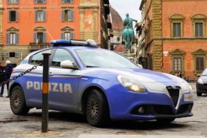 Centro: giovane rapinato da baby gang 