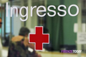 Spazientito per l’attesa, inveisce contro un infermiere e viene denunciato