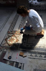 Arte: corso gratuito per il recupero di sculture, mosaici e stucchi