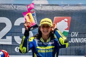 La storia di Sara, talento del motociclismo frenata dal gap col mondo maschile: “Per noi donne impossibile avere guadagni come gli uomini”