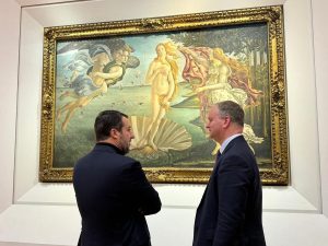 Schmidt attacca: "Piazza della Repubblica vergogna". Nardella: "Conosce le periferie come io la Lapponia"