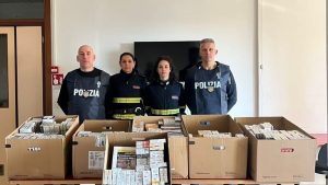 Rubano mezzo quintale di sigarette poi vanno al centro commerciale