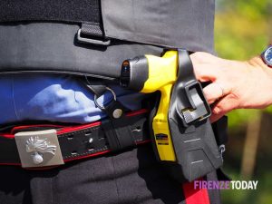 Sicurezza, la Lega rilancia il taser: “Forte deterrente contro le aggressioni”