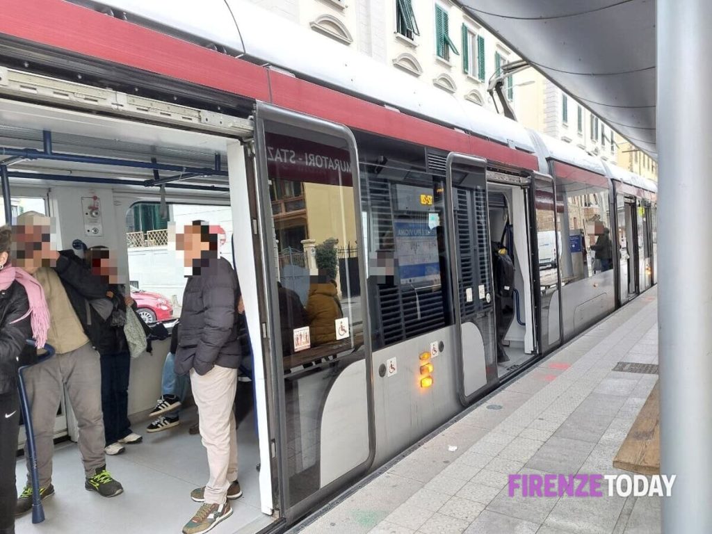 Alla fermata della tramvia con oltre mezzo chilo di hashish pronto per lo spaccio